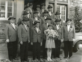 Gründungsmitglieder vor ihrem ehemaligen Vereinslokal am alten Bahnhof in Montabaur, 1958
