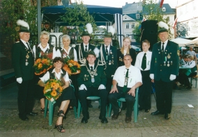 Schützenkönig Markus Platz, Schützenkönigin Wiltrud Schwarz und Jugendschützenkönig Mathias Ulbricht, 2002