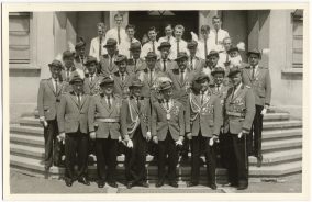 Fahnenweihe-1963-5-Gruppenfoto-vor-Josef-Kehrein-Schule