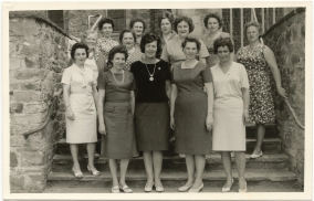 Fahnenweihe-1963-7-Damengruppe-auf-Treppe-zur-kath-Kirche