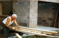Bau der Garage 1986. Rudi in Aktion